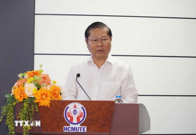 Deputy Minister of Education and Training Le Tan Dung speaks at the conference. (Photo: Thu Hoai/VNA)