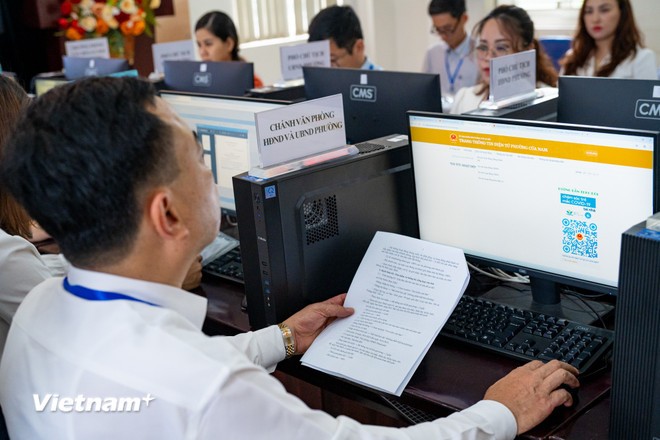 Tại trụ sở Uỷ ban Nhân dân phường Trần Hưng Đạo, các các bộ đang tiến hành vận hành thử nghiệm tiến tới vận hành chính thức mô hình chính quyền địa phương hai cấp. (Ảnh: Minh Sơn/Vietnam+)