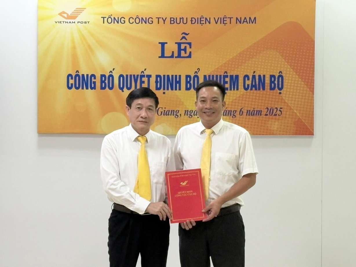 ผู้บริหารบริษัทไปรษณีย์จังหวัดห่าซางมอบอำนาจแต่งตั้งรองผู้อำนวยการบริษัทไปรษณีย์จังหวัดห่าซางให้กับนายโด กวาง เดา