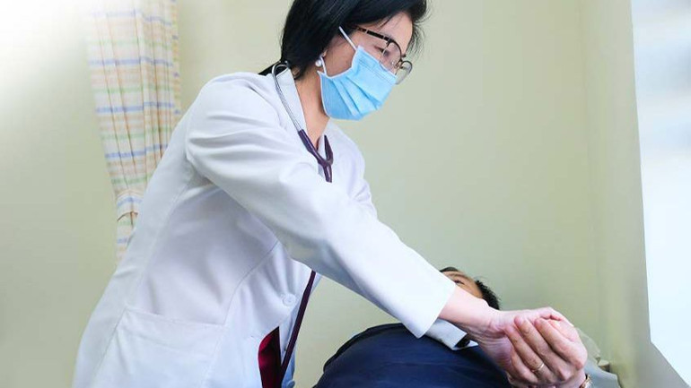 Dr. Kieu untersucht und berät Patienten hinsichtlich eines geeigneten Lebensstils und Trainingsprogramms.