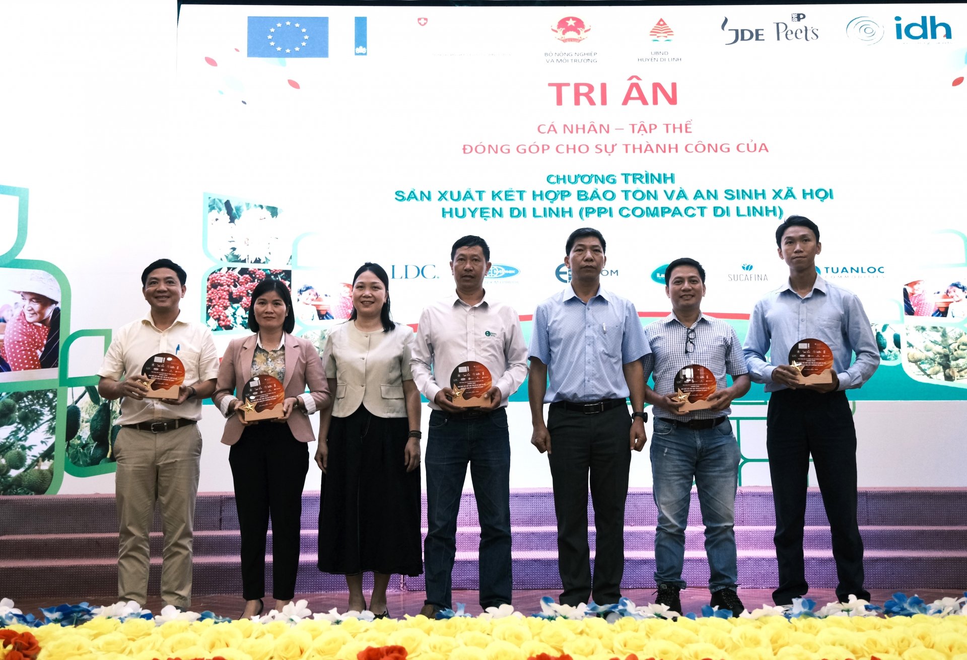 Ban Chỉ đạo Chương trình PPI Compact Di Linh cũng tặng quà tri ân cho các cá nhân, tập thể đã đóng góp cho sự thành công của Chương trình.