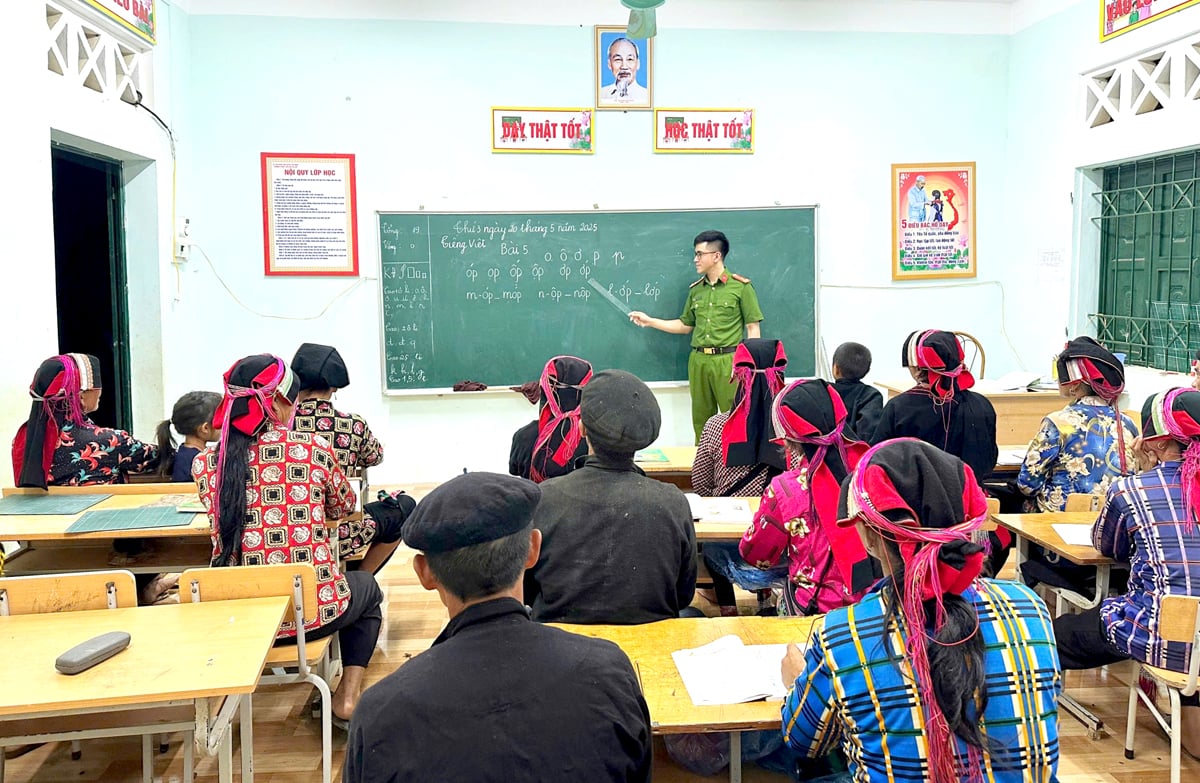 Des policiers de la commune de Na Khe (Yen Minh) enseignent dans un cours d'éradication de l'analphabétisme.