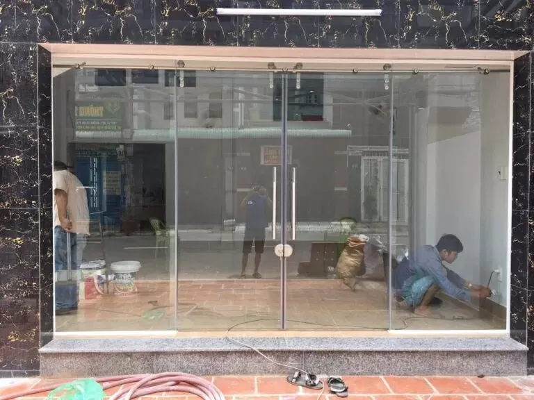 Việt Phong thi công cửa kính cường lực cho khách hàng.