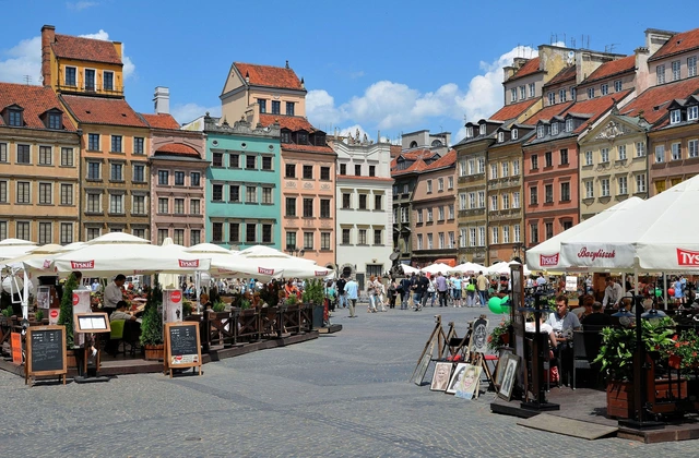quang-truong-cho-pho-co-cua-warsaw-noi-thoi-gian-ngung-troi.webp
