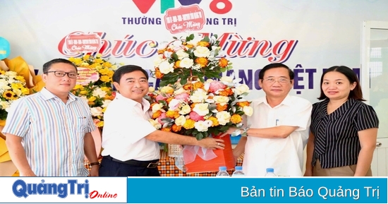 ប្រធាននាយកដ្ឋានឃោសនា និងចលនាមហាជននៃគណៈកម្មាធិការបក្សខេត្ត លោក Ho Dai Nam បានទៅសួរសុខទុក្ខក្លឹបអ្នកសារព័ត៌មានរស់នៅខេត្ត Quang Tri និងសាច់ញាតិអ្នកសារព័ត៌មានទុក្ករបុគ្គល។