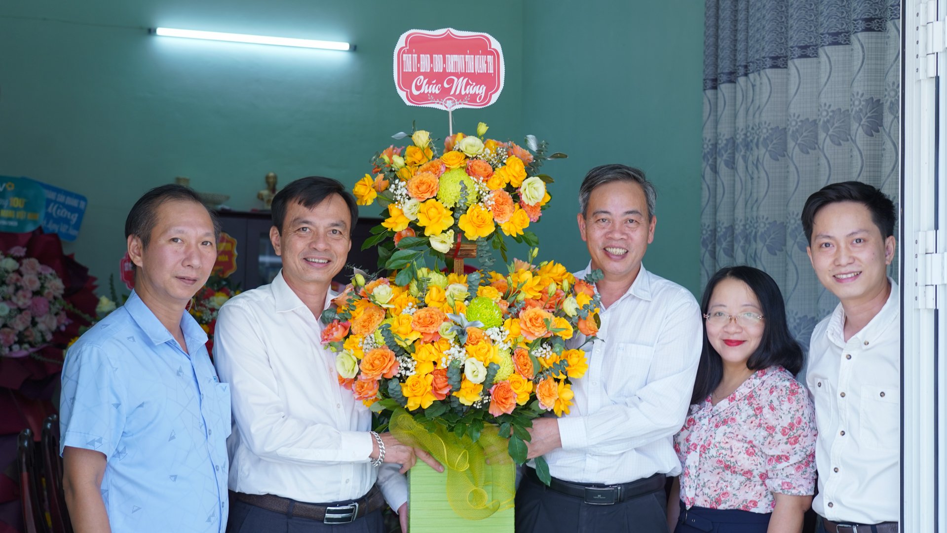 Le secrétaire adjoint permanent du Comité provincial du Parti et président du Conseil populaire provincial, Nguyen Dang Quang, a visité et félicité le journal et la station de radio et de télévision de la province de Quang Tri.