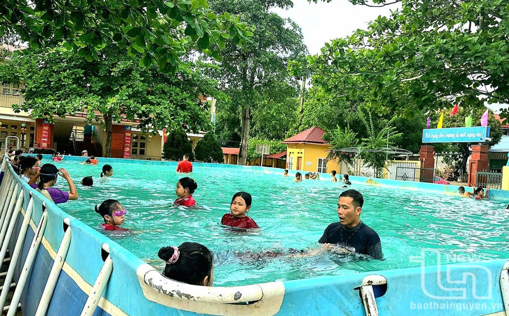 Bể bơi di động được lắp đặt tại Trường Tiểu học Hợp Tiến (ĐồngHỷ), tạo điều kiện cho thiếu niên địa phương học bơi.