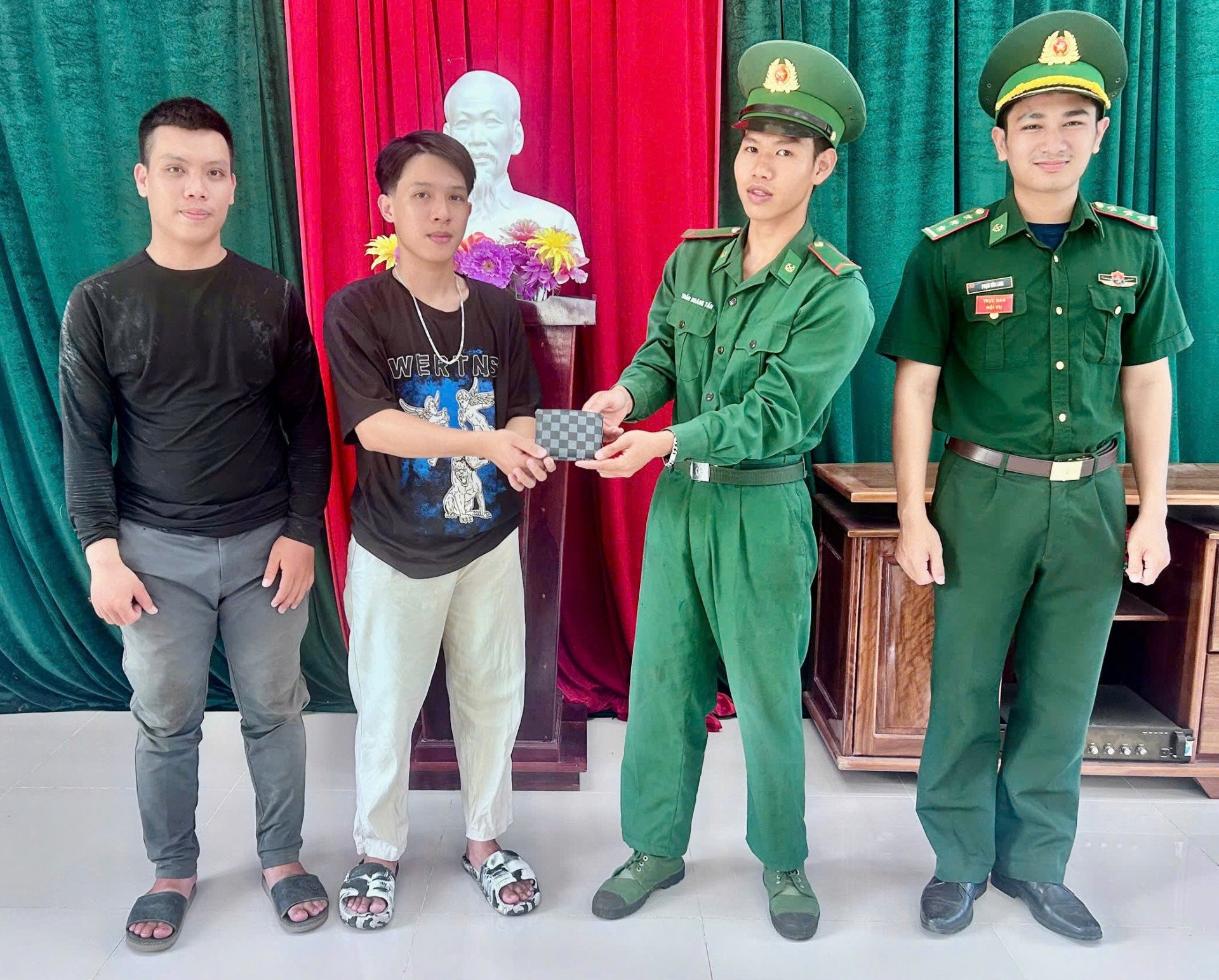 Soldier Tran Hoang Tan returned the wallet to Dang Van Hung in the presence of the unit commander.