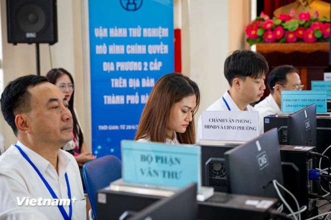 Tại trụ sở Uỷ ban Nhân dân phường Trần Hưng Đạo, các các bộ đang tiến hành vận hành thử nghiệm tiến tới vận hành chính thức mô hình chính quyền địa phương hai cấp. (Ảnh: Minh Sơn/Vietnam+)