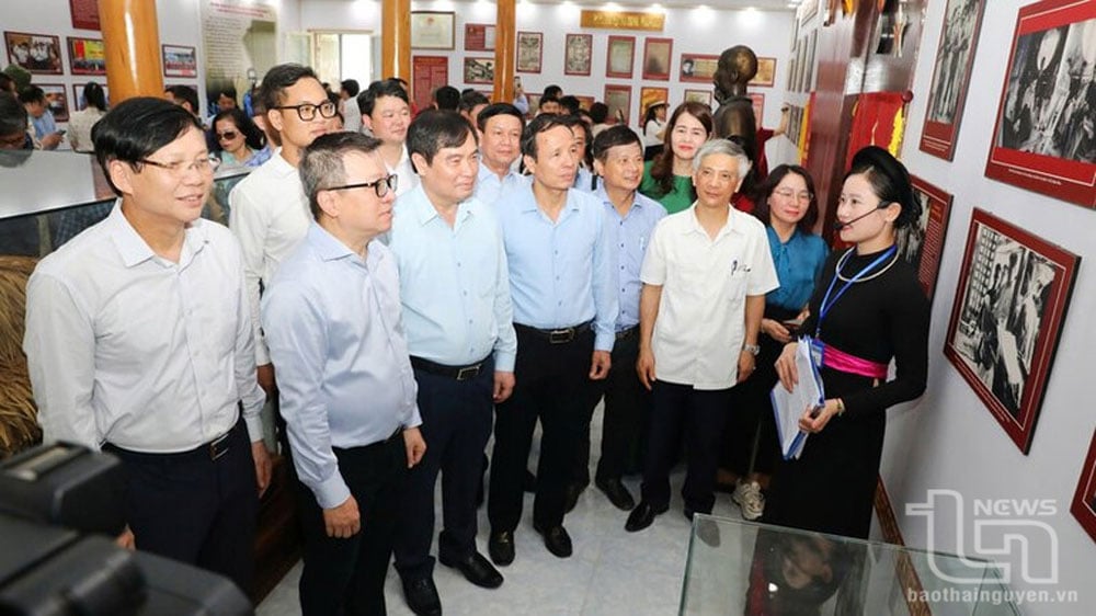 Đồng chí Lê Quốc Minh cùng các đại biểu tham quan Di tích lịch sử Địa điểm thành lập Hội Nhà báo Việt Nam, ở xã Điềm Mặc (Định Hóa), trong chuyến hành trình về nguồn tại Thái Nguyên (ngày 20/4/2025).