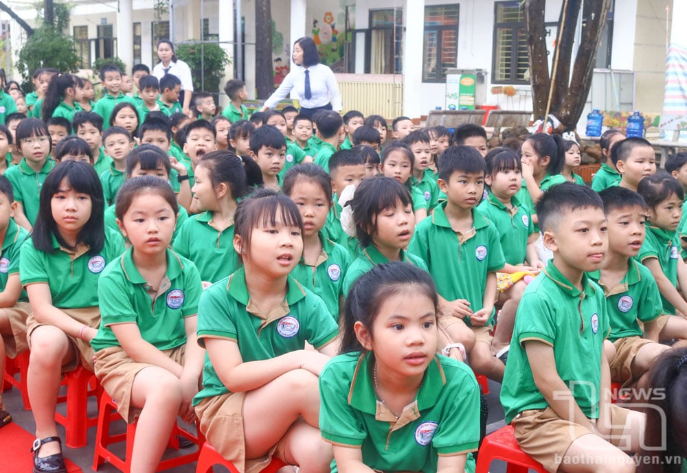 นักเรียนโรงเรียนประถมศึกษา Trung Vuong (เมือง Thai Nguyen) ในพิธีเคารพธงชาติ