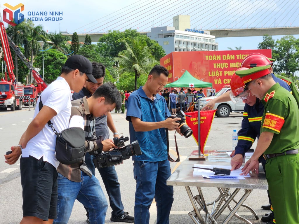 Reporteros del Centro Provincial de Medios trabajan en el simulacro de incendio de la provincia.
