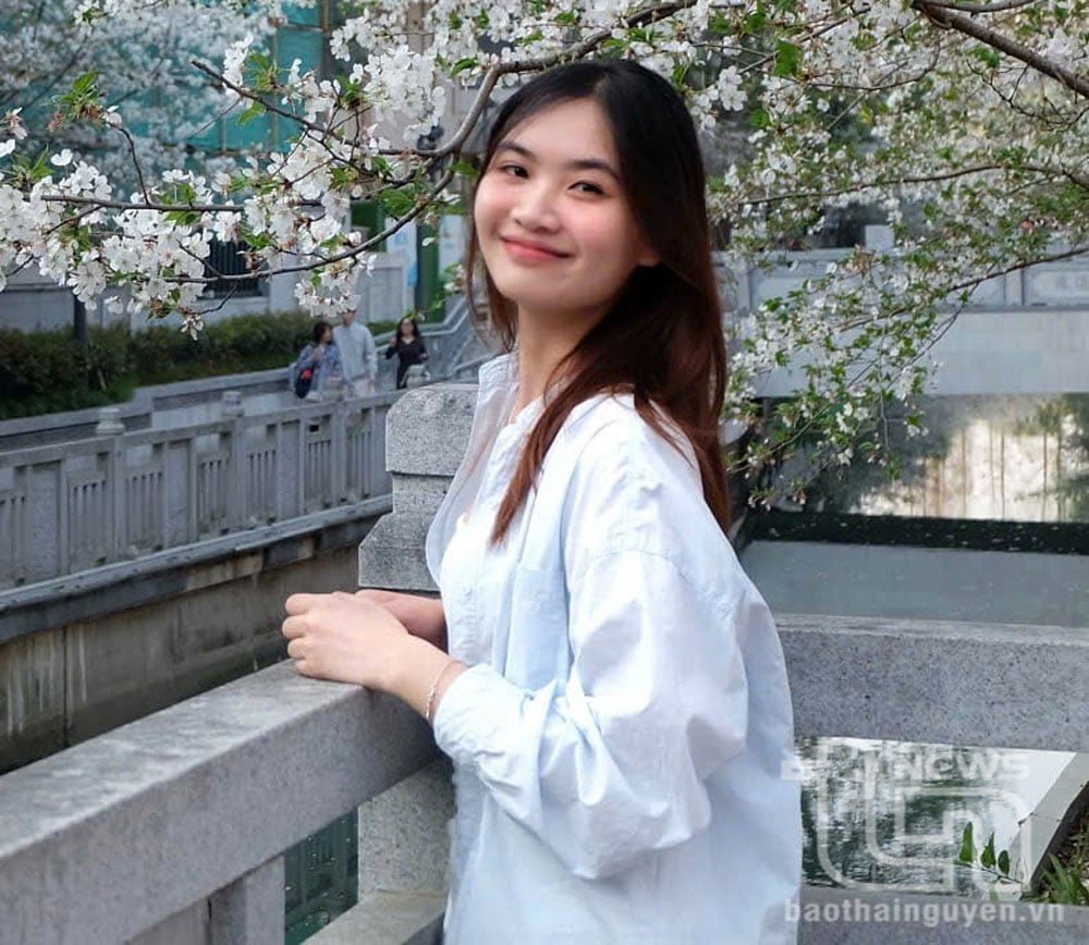 Chị Tạ Hồng Hạnh (cựu học sinh Trường THPT Gang Thép), sinh viên chuyên ngành Hán ngữ thương mại, Đại học Nam Kinh, Trung Quốc.