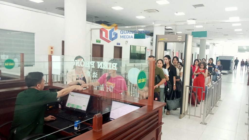 Actividades de inmigración turística en el Despacho de Aduanas de la Puerta Fronteriza de Bac Luan II