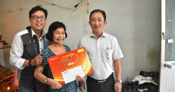 "Mai Vang Nhan Ai" ទស្សនាតន្ត្រីករ Nguyen Ton Nghiem និង "តារាក្បាច់គុន" Thanh The