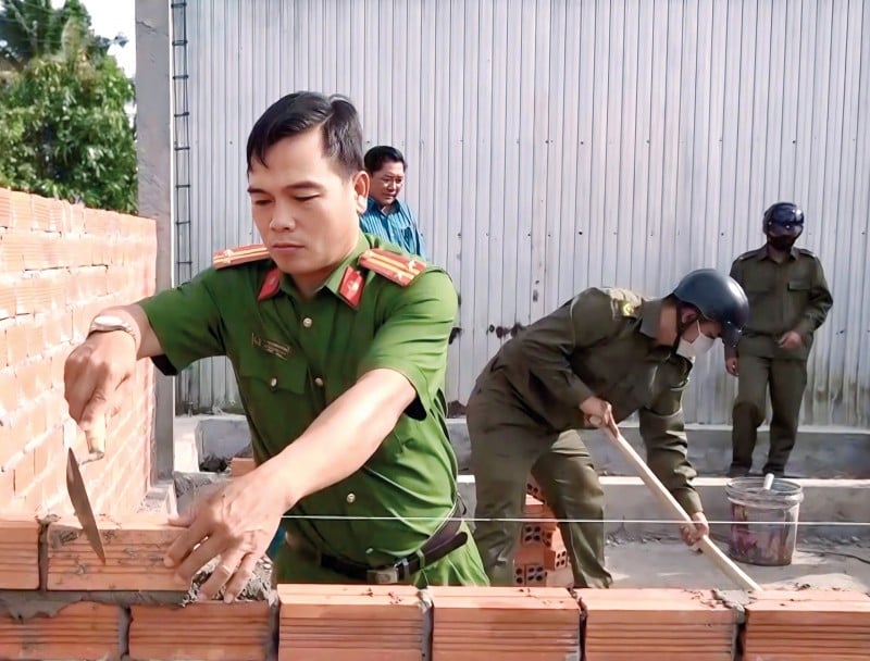 Cán bộ, chiến sĩ Công an xây nhà hỗ trợ người nghèo.