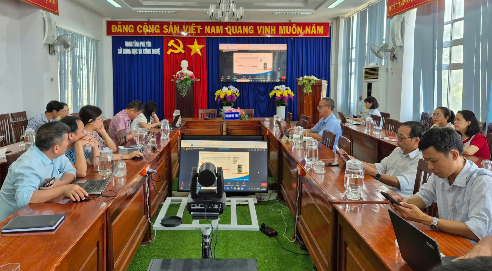 Công chức, viên chức tham gia hội nghị tại điểm cầu Sở KH&CN tỉnh PHú Yên. Ảnh: SƠN CA