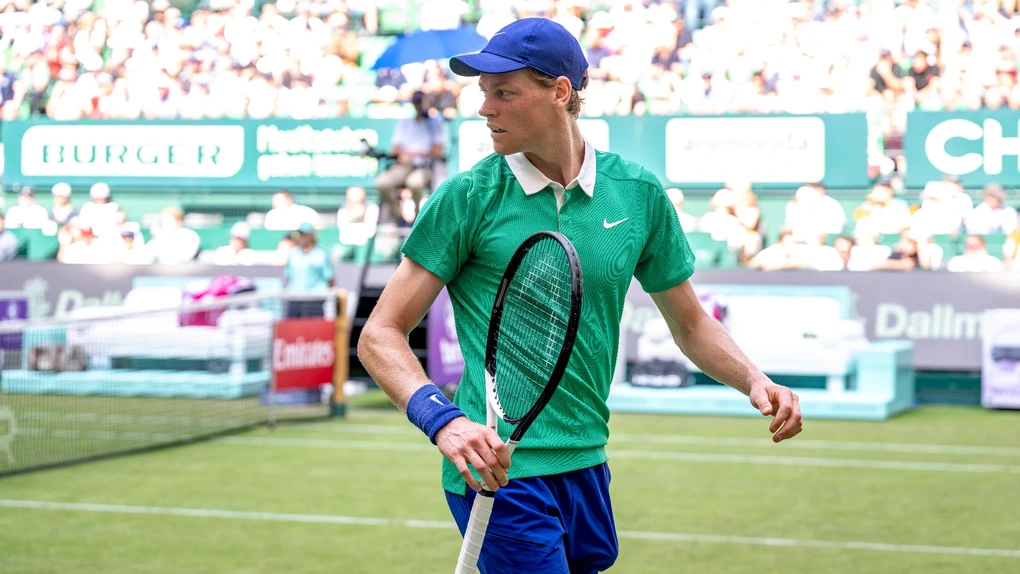 Alcaraz tiến vào tứ kết Queens Club, Sinner bị loại ở Halle Open - 2