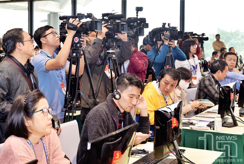 Die Presse spielt eine wichtige Rolle und Aufgabe bei der Bereitstellung offizieller Informationen, der ideologischen Orientierung und der öffentlichen Meinungsbildung. Im Bild: Journalisten und Reporter im Pressezentrum des 13. Nationalen Parteitags. Foto: T.L.