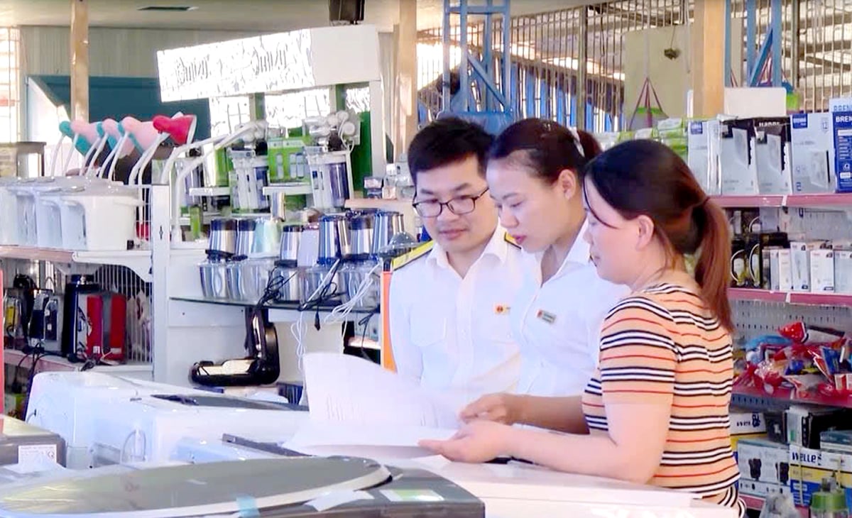 Cán bộ Chi cục Thuế hướng dẫn người dân Hoàng Su Phì áp dụng hóa đơn điện tử. Ảnh: PV