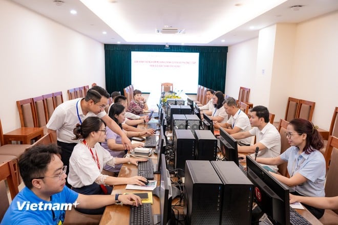 Trước đó, Chủ tịch Uỷ ban Nhân dân thành phố Hà Nội Trần Sỹ Thanh đã ký quyết định thành lập 30 tổ bàn giao và 126 tổ tiếp nhận nhiệm vụ, tổ chức bộ máy, biên chế, tài chính, tài sản và cơ sở vật chất tại 30 quận, huyện, thị xã và 126 xã, phường mới. (Ảnh: Minh Sơn/Vietnam+)