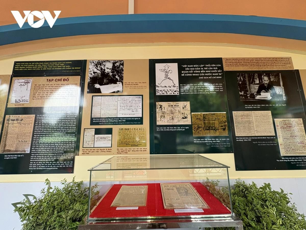 Trưng bày thể hiện Chủ tịch Hồ Chí Minh là nhà báo cách mạng vĩ đại, người khai sinh và đặt nền móng cho báo chí cách mạng Việt Nam.
