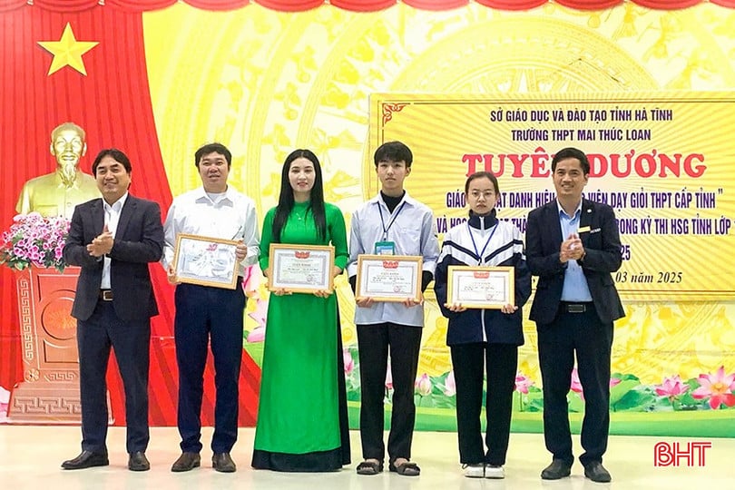 Cô Trần Thị Cảnh Thuần (áo dài xanh) và em Phạm Thị Quỳnh Trang (thứ hai từ phải qua) trong lễ tuyên dương của Trường THPT Mai Thúc Loan sau thành tích từ kỳ thi học sinh giỏi tỉnh năm học 2024 - 2025.
