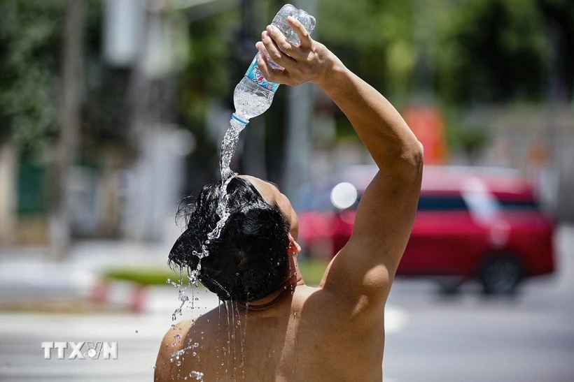 Một cách giải nhiệt khi trời nắng nóng. (Ảnh: Trọng Đạt/TTXVN)
