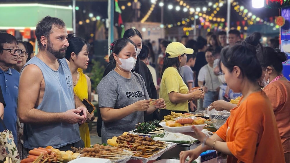 Da Nang explodes in summer with colorful, multi-experience festival - photo 9