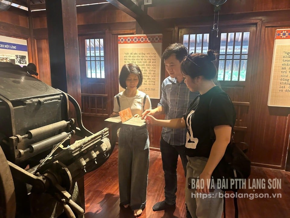 Mitglieder der Provinzvereinigung für Literatur, Kunst und Journalisten lernen an der Huynh Thuc Khang Journalistenschule (Thai Nguyen) etwas über Druckmaschinen (Foto: HOANG VUONG)