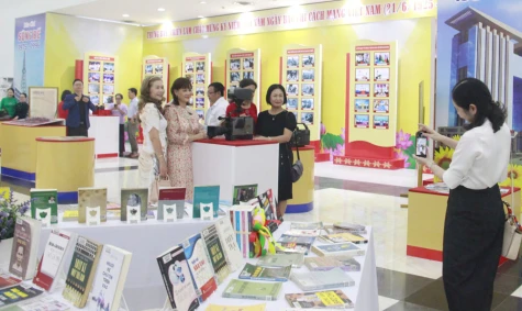 Triển lãm 100 năm Báo chí Cách mạng Việt Nam tại Bình Dương: Dòng chảy ký ức, truyền “lửa” nghề báo