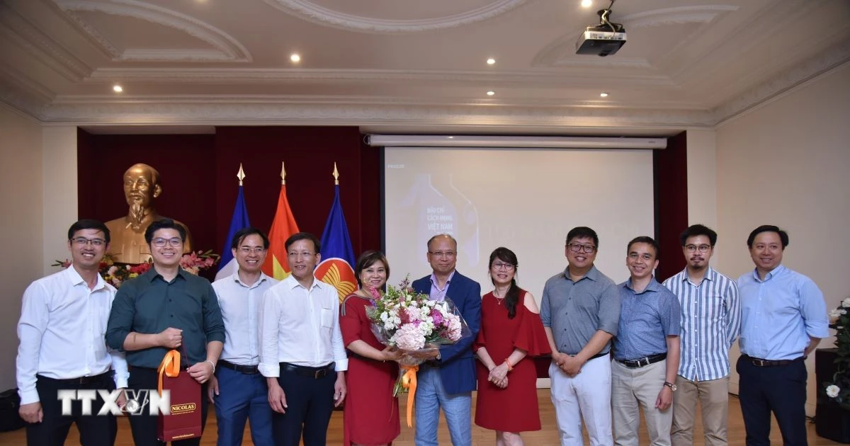 Báo chí Việt Nam tại Pháp - viên gạch lặng lẽ góp phần xây nên ngôi nhà tin tức