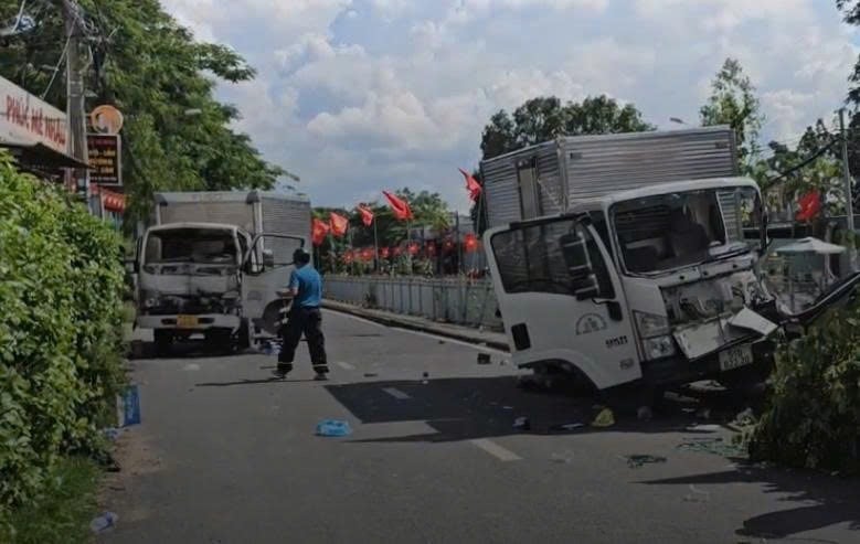 Cảnh sát cứu nạn cứu hộ giải cứu 2 tài xế mắc kẹt sau va chạm -0