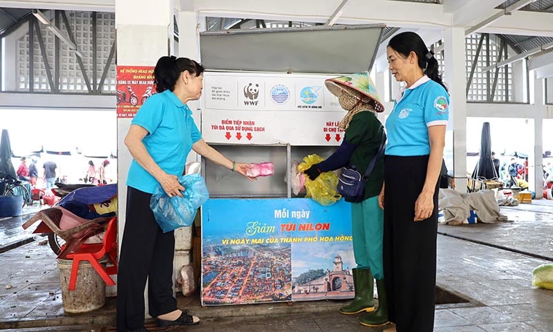 Mô hình giảm túi nilon sử dụng một lần tại chợ Đồng Hới góp phần lan tỏa lối sống xanh trong cộng đồng. 