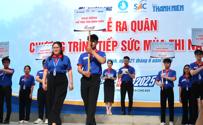 Cờ lệnh xuất quân “Tiếp sức mùa thi” năm 2025 đã được giương cao- Ảnh 6.