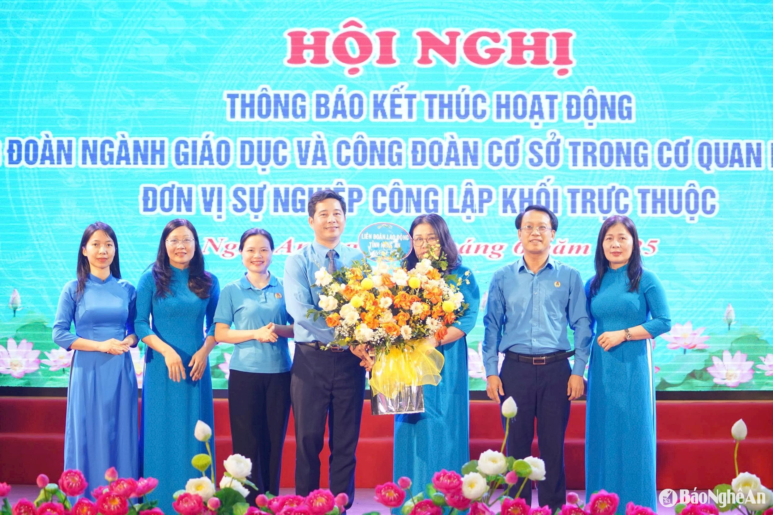 Phó Chủ tịch Liên đoàn lao động tỉnh Nguyễn Chí Công tặng hoa cho Công đoàn ngành giáo dục Nghệ An. Ảnh - Mỹ Hà