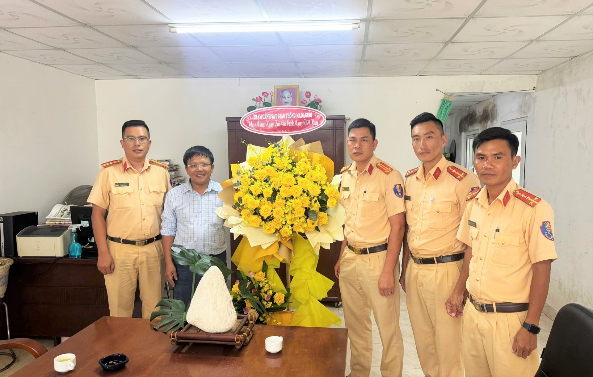 Đại diện lãnh đạo Trạm CSGT Mađaguôi chúc mừng Văn phòng Báo Lâm Đồng tại TP Bảo Lộc