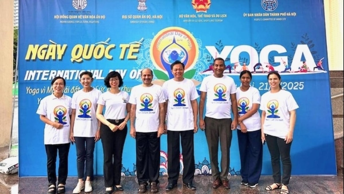 រូបភាពនៃថ្នាក់ Yoga ជាមួយសិស្សជាច្រើនបានស្គាល់ និងជិតស្និទ្ធជាមួយប្រជាជនវៀតណាម។