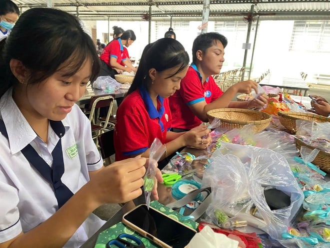 Giấu thầy hiệu trưởng, học sinh tạo bất ngờ vì hành động đáng yêu  - Ảnh 2.