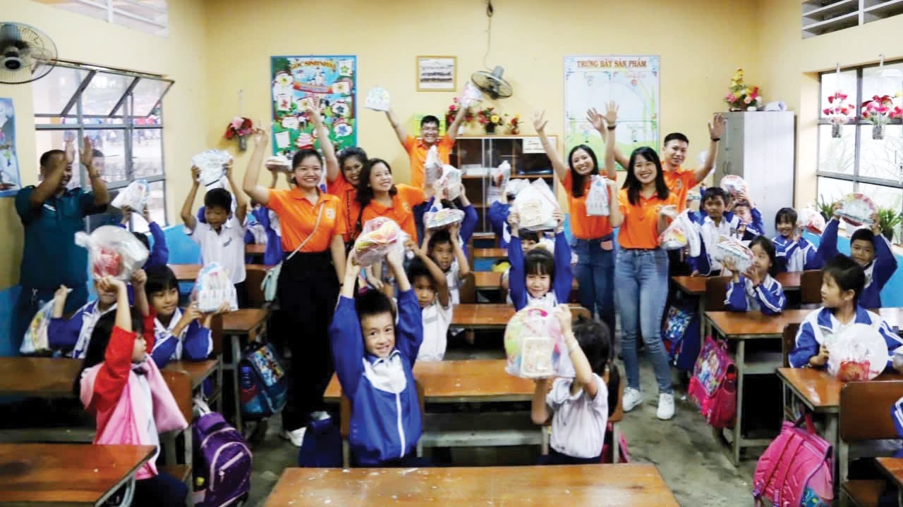 Các phóng viên trẻ của Báo Lâm Đồng tặng quà trung thu cho trẻ em tại Trường Tiểu học Lộc Châu (TP Bảo Lộc)