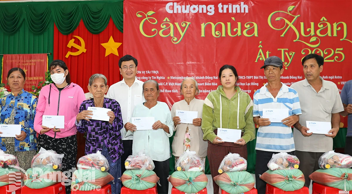 Tổng biên tập Báo Đồng Nai Đào Văn Tuấn trao quà Cây mùa Xuân đến với người dân có hoàn cảnh khó khăn dịp Tết Ất Tỵ 2025. Ảnh: Huy Anh
