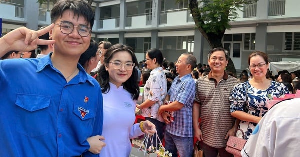 Giấu thầy hiệu trưởng, học sinh tạo bất ngờ cho cả trường