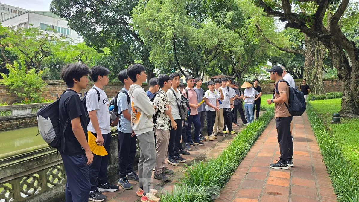 ผู้สมัครถือปากกาและกระดาษข้อสอบไปที่วัดวรรณกรรมเพื่อขอพรให้โชคดีก่อนการสอบมัธยมศึกษาตอนปลายปี 2568 ภาพถ่าย 19