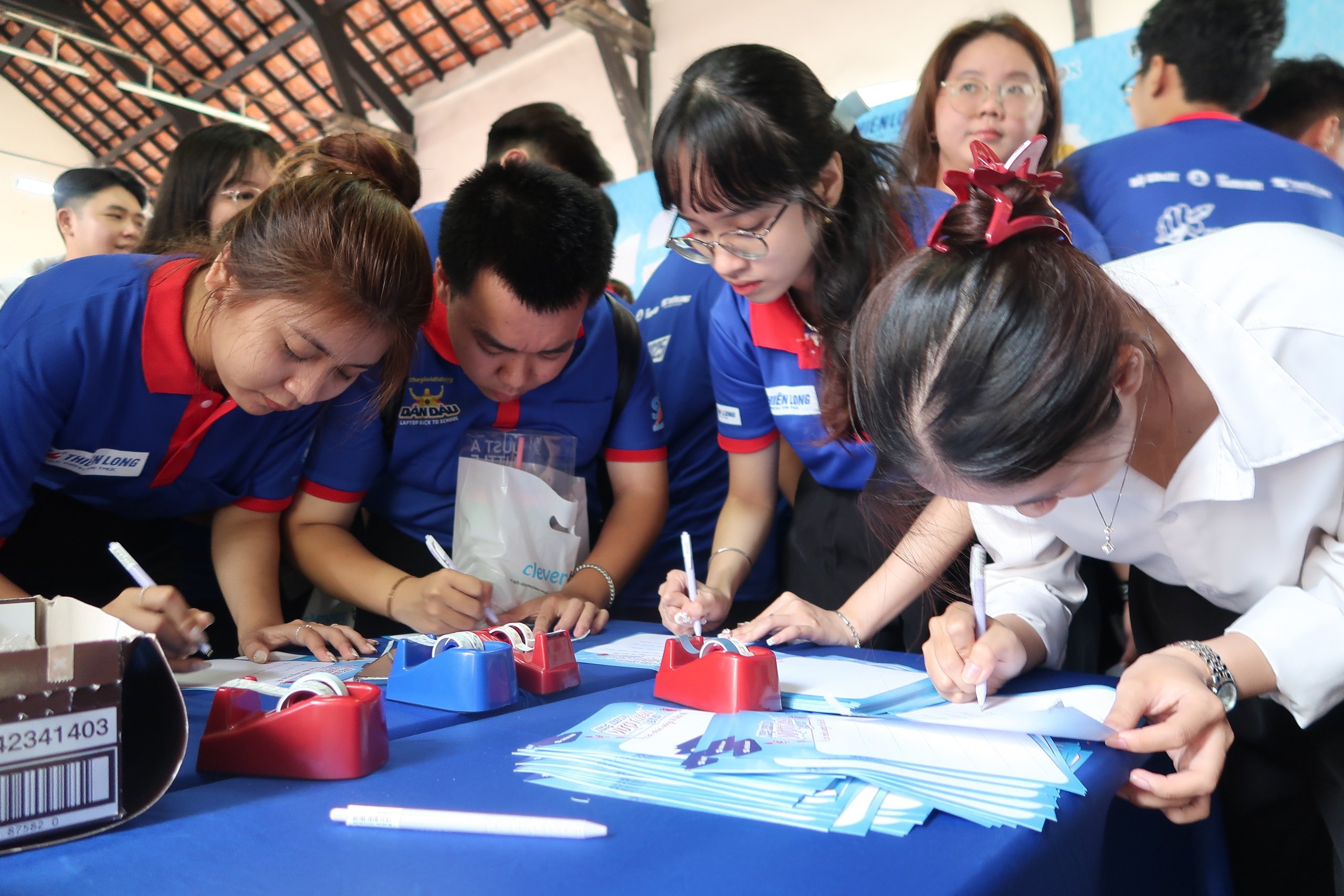 Cờ lệnh xuất quân “Tiếp sức mùa thi” năm 2025 đã được giương cao- Ảnh 3.