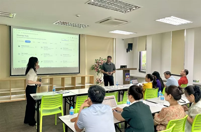 ครูกำลังได้รับการฝึกอบรมเพื่อทดสอบโดยใช้ Khanmigo