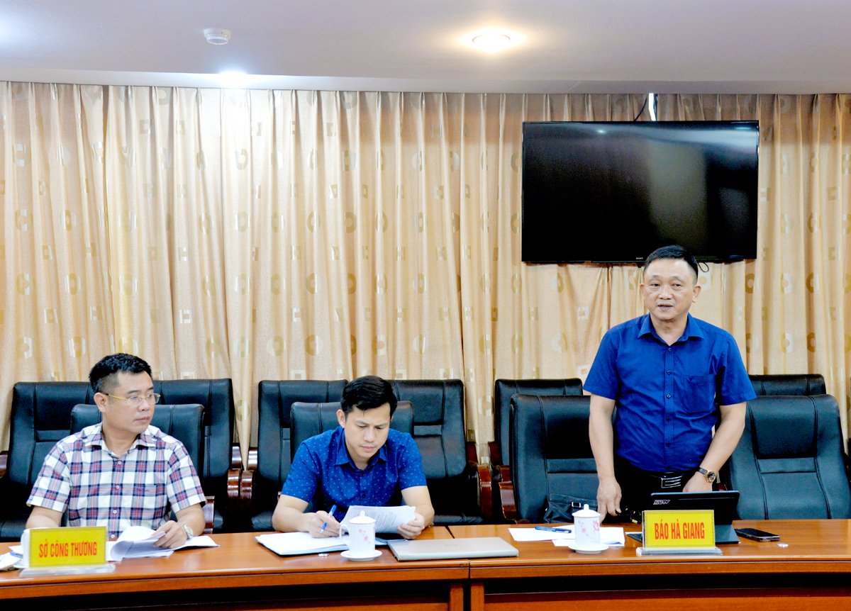Representatives of Ha Giang Newspaper's leadership contributed ideas to the new policy communication plan serving the two-level local government organization.