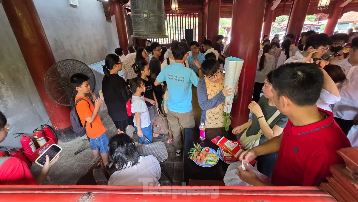 ผู้สมัครถือปากกาและกระดาษข้อสอบไปที่วัดวรรณกรรมเพื่อขอพรให้โชคดีก่อนการสอบมัธยมศึกษาตอนปลายปี 2568 ภาพถ่าย 8