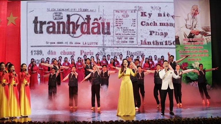 Các tiết mục có sự kết hợp nhuần nhuyễn giữa ca - múa - nhạc và hình ảnh tư liệu.