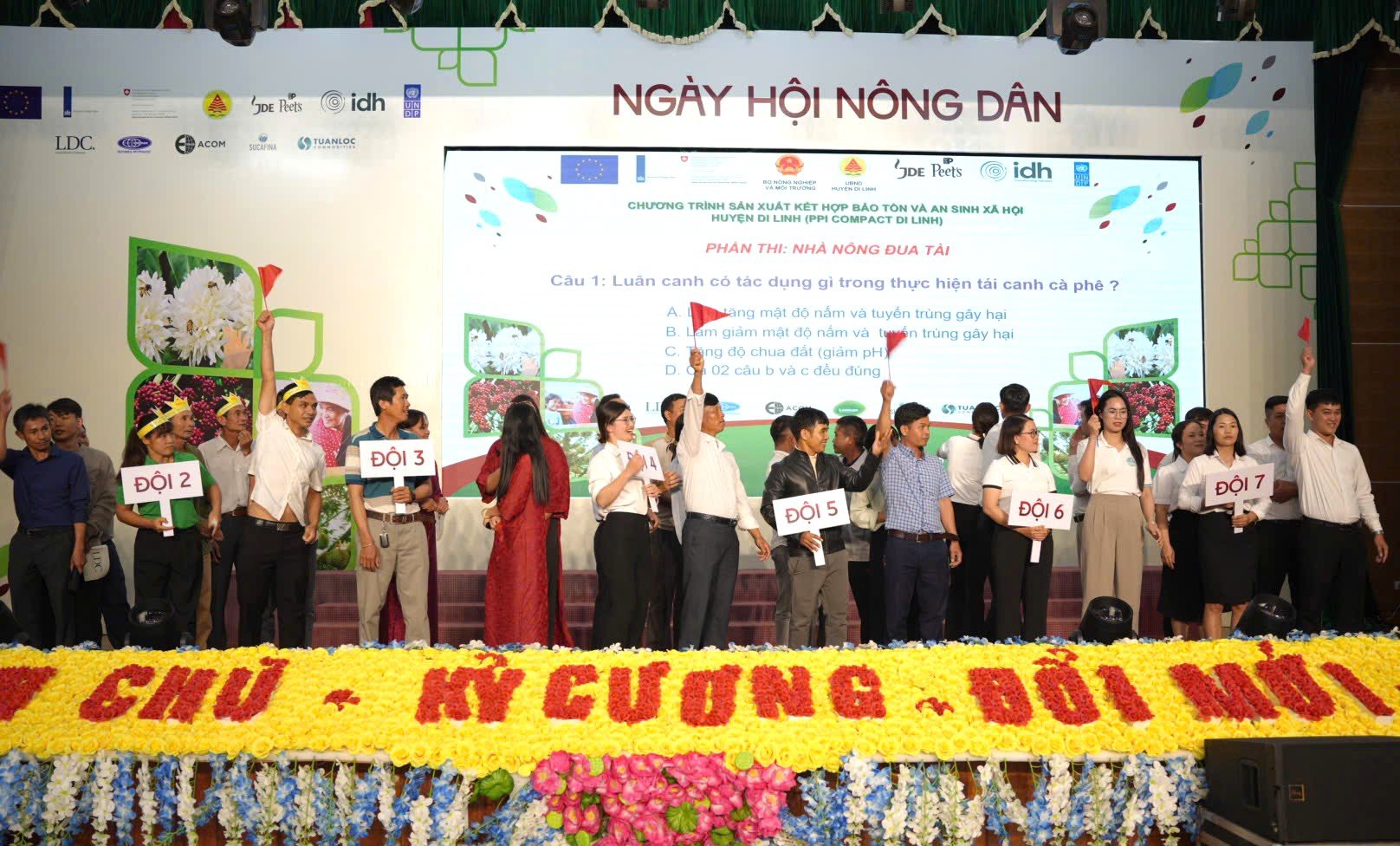 Nông dân huyện Di Linh tranh tài tại phần thi Kiến thức Nhà nông