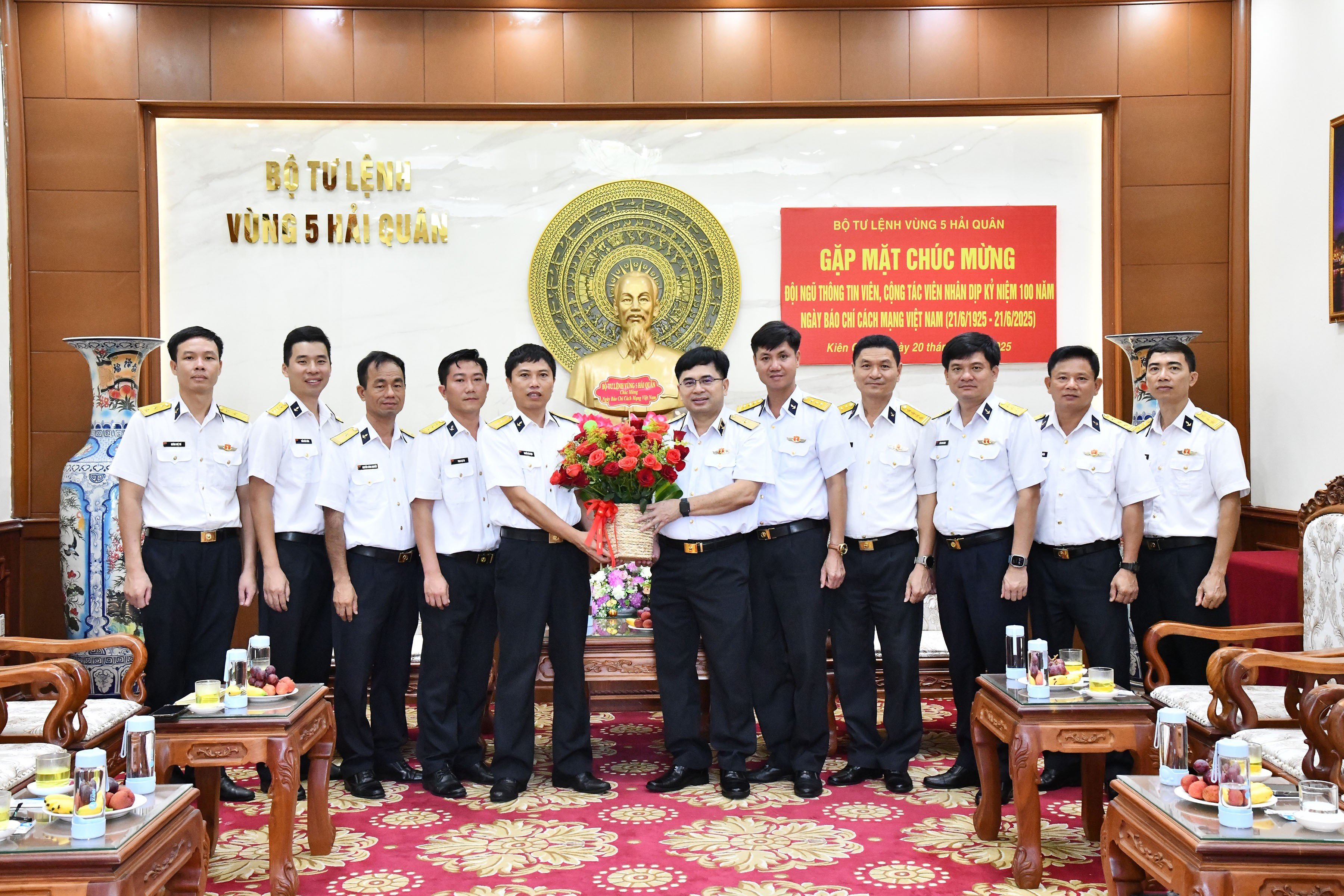 진쑤언퉁 해군 소장은 정보 제공자와 협력자들에게 축하의 꽃다발을 전달했다. (사진: 딘꾸엉)